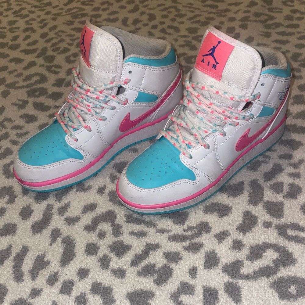 COPY - neon nike jordan’s! youth size 6.5 ➡️ women’s size 7.5/8